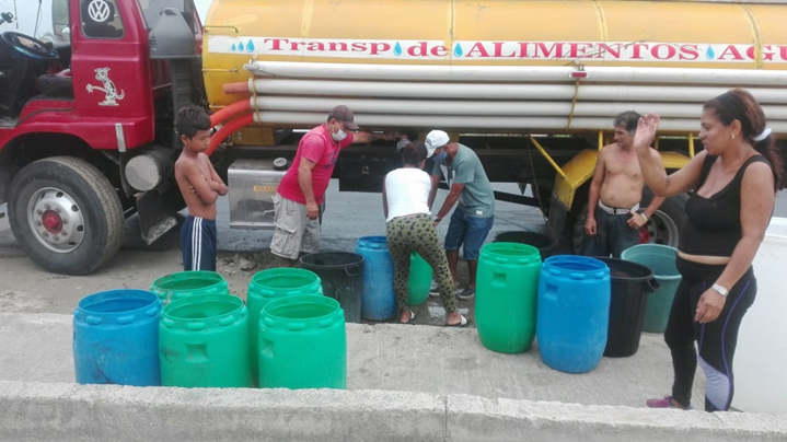 Doce dólares cuesta cargar una cisterna de unos 2.500 litros en Canoa, provincia Manabí. Foto: cortesía