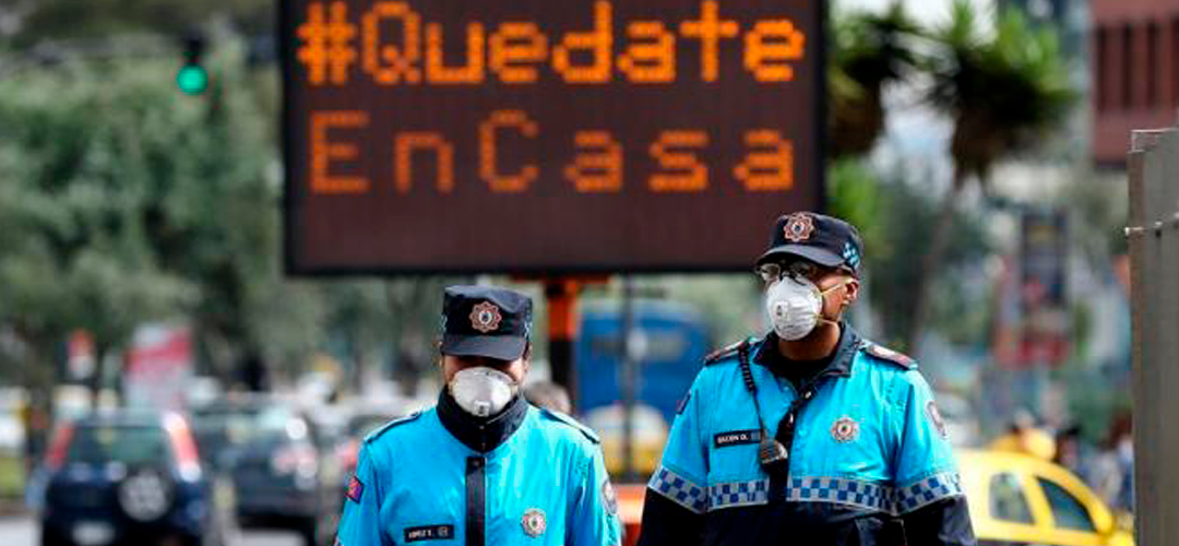 Policías metropolitanos vigilan el acatamiento de las medidas sanitarias de seguridad. Foto: EFE