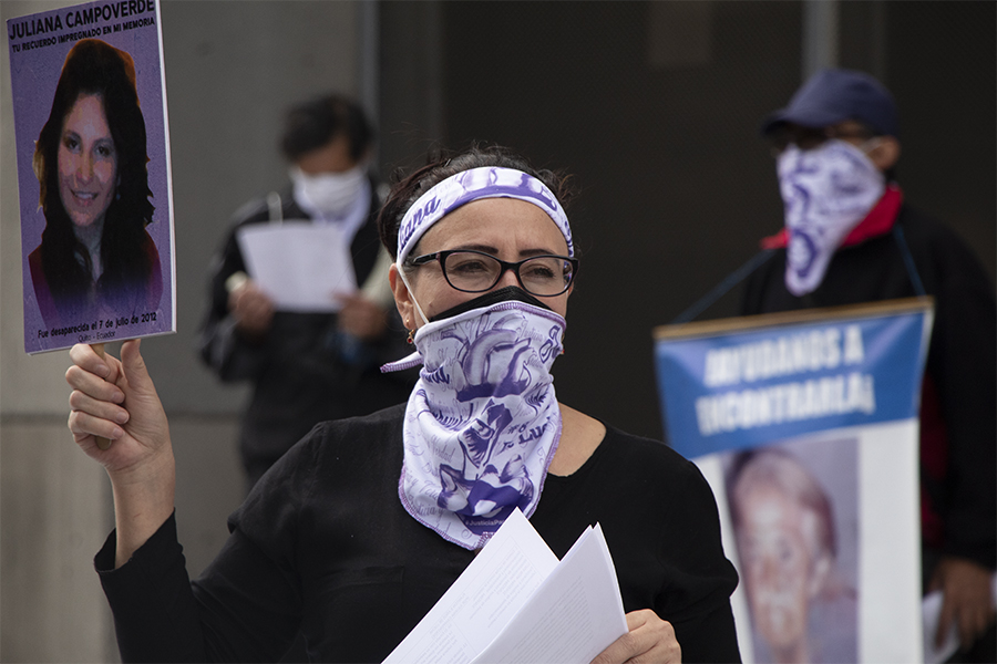 Elizabeth Rodríguez, madre de Juliana Campoverde, en los exteriores de la Fiscalía General del Estado exigiendo justicia. Foto: Inredh/archivo