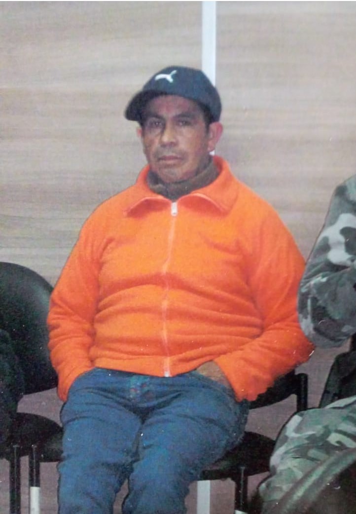 Don José Sarmiento desde hace cuatro meses no puede ver a su familia por la declaratoria de emergencia sanitaria. Foto de la audiencia de juicio en Cañar, 2017. Foto: archivo familiar