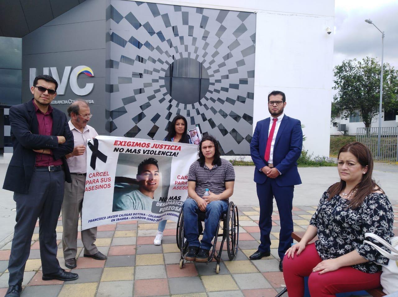 En la foto se encuentran: Harold Burbano, de Inredh; Nestor Salazar, de Asfadec;Andrés Ruiz, hermano de Francisco ; y Esmeralda Enriquez, cuñada de Francisco.
