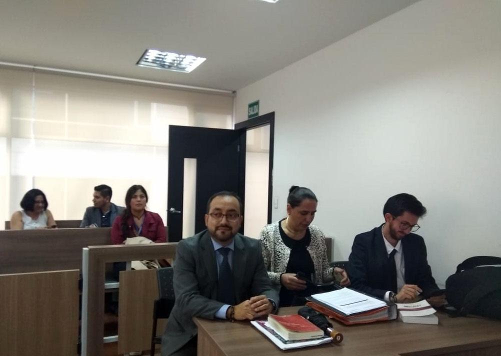 El fiscal David Bermeo; Rosa Elena Torre y Daniel Véjar, abogados de la familia Ayol.