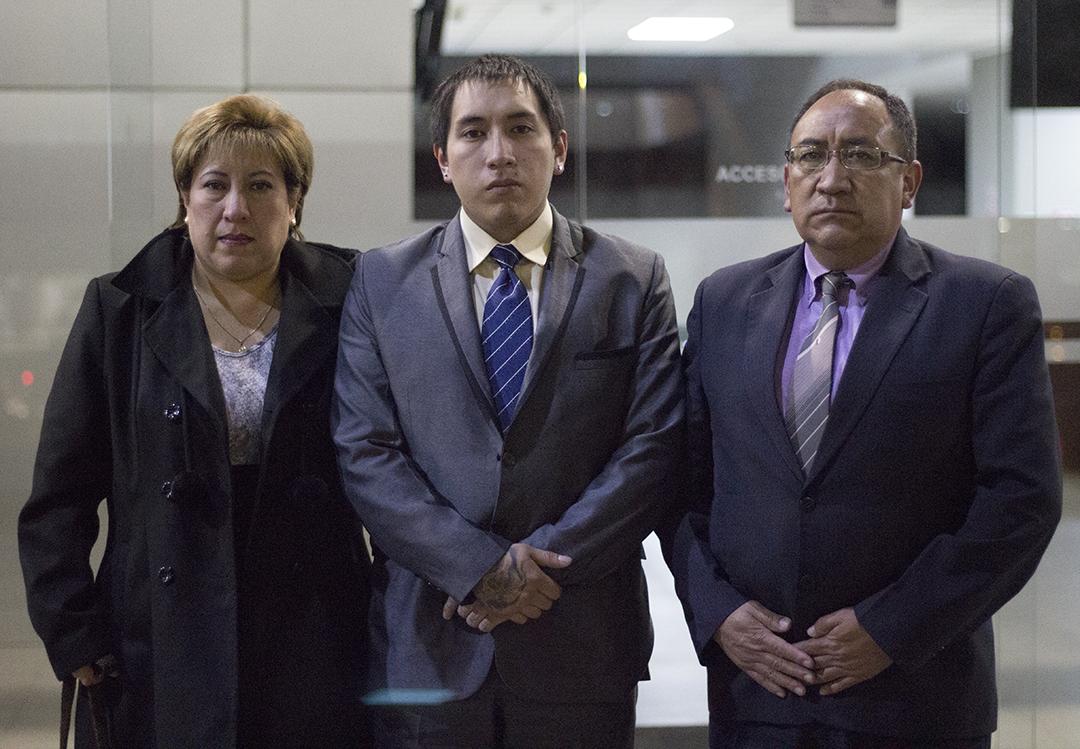 Alicia Barros, Angelo Ayol y Bolívar Ayol en el Complejo Judicial Norte, tras recibir la sentencia luego de 4 años de exigencia de justicia.