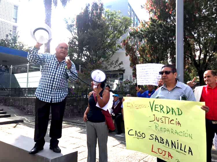 Realizan plantón en los exteriores de la Fiscalía General del Estado, en la ciudad de Quito.