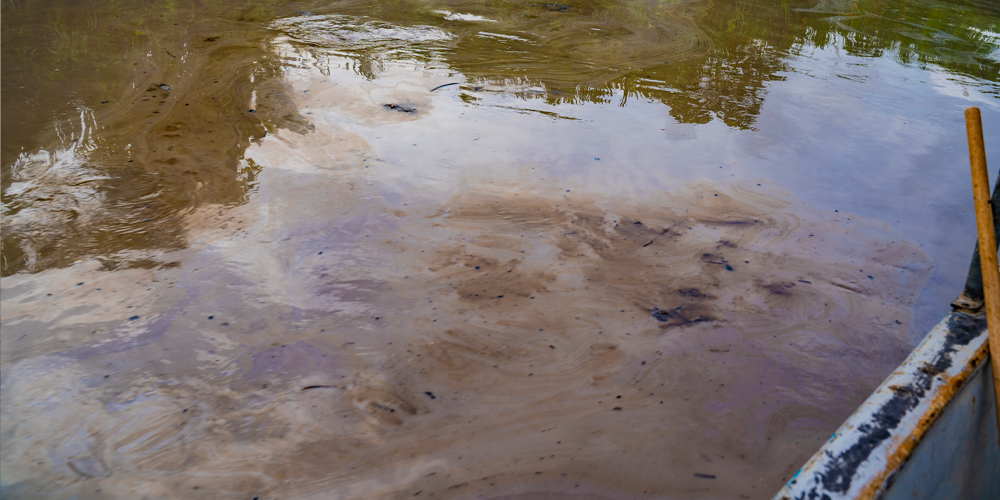 Manchas de petróleo crudo en el río cerca de las comunidades indígenas de Amarunmesa y San Carlos, Sucumbíos. Foto Telmo Ibarburu