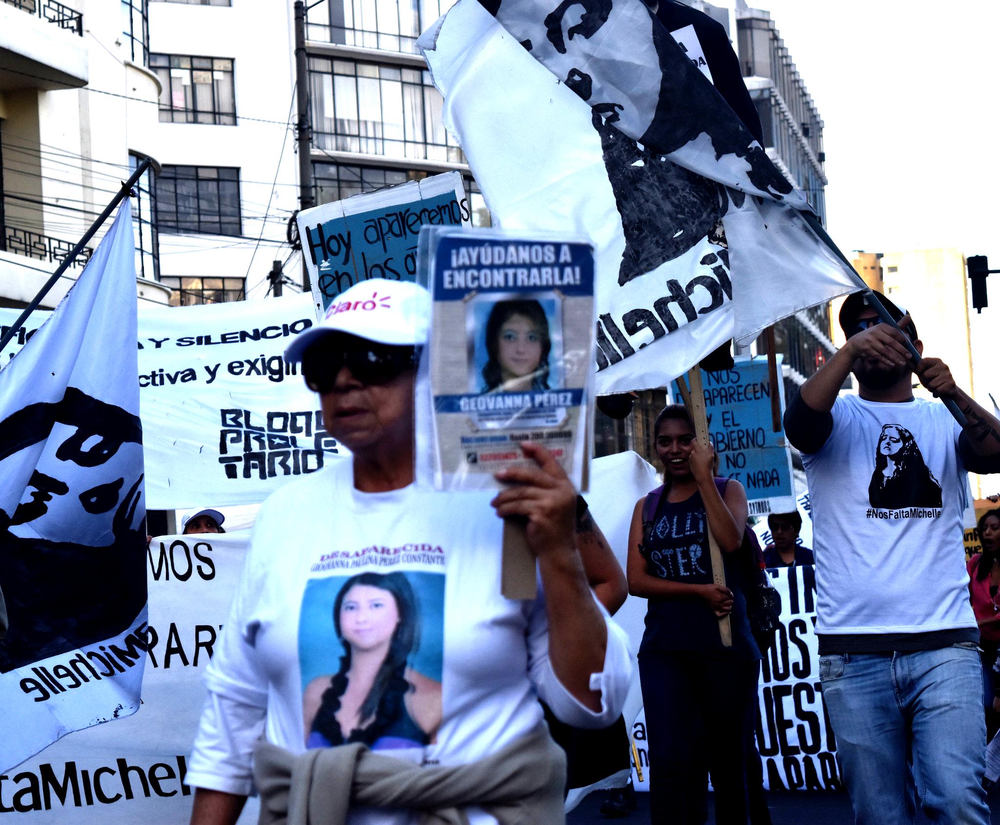 Familiares de Giovanna Pérez participan en la marcha "Nos Falntan Todas y Todos" por las calles de Quito. Foto: Asfadec