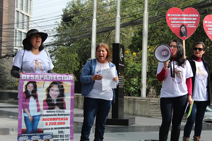 Plantón. Elizabeth Rodríguez en los exteriores del Complejo Judicial Norte.