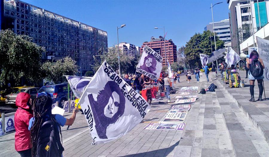 Amigos y familiares denuncian que el Estado y la Iglesia deben responder por la desaparición de Juliana Campoverde.