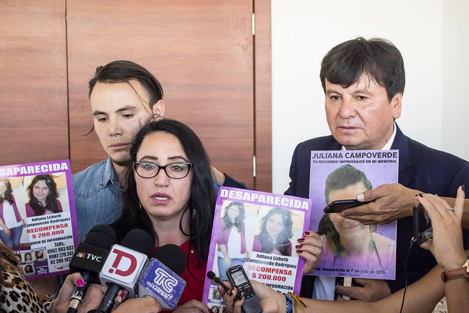 Elizabeth Rodríguez, madre de Juliana, junto a su hijo, y Absalón Campoverde, padre de Juliana, conversa con los medios tras la sentencia.