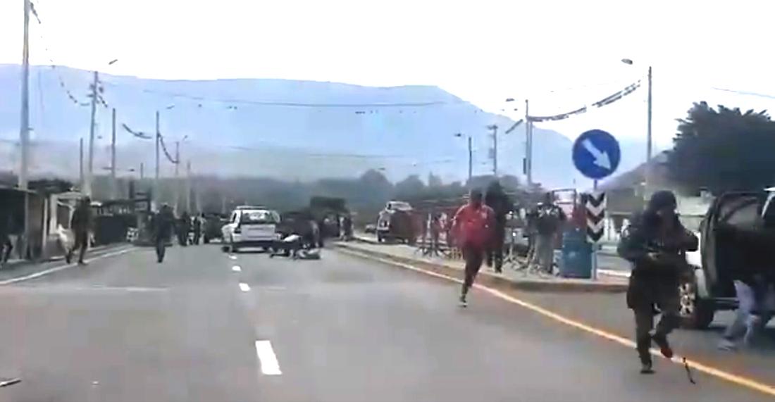 Momento en que Andrés Padilla Delgado, 24 años, cae al piso producto de un disparo propinado por un agente policial. Foto: captura de pantalla