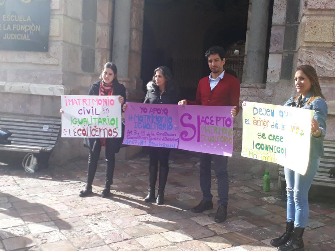 En los exteriores de la Corte Provincial de Azuay se desarrolló un plantón a favor del matriomonio igualitario. Foto: Christian Sánchez