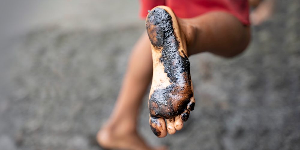 Un niño indígena juega en las riberas de los ríos manchados de petróleo crudo en la comunidad de San Pedro de Río Coca, Sucumbíos. Foto Telmo Ibarburu