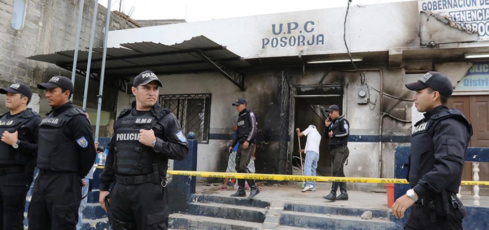 En esta Unidad Policial Comunitaria de Posorja se encontraban detenidas las tres personas, víctimas de linchamiento.Foto: César Muñoz - Ecuador TV