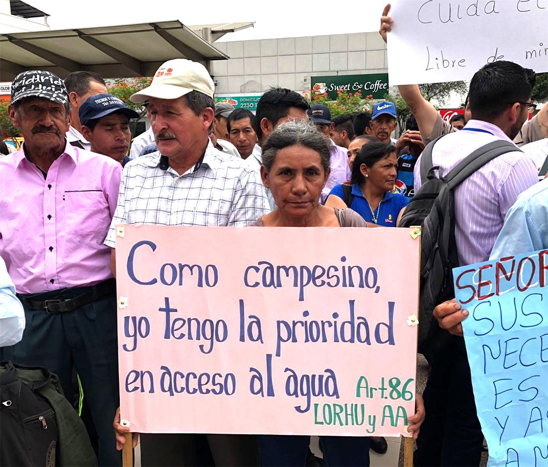 Campesinos de la cuenca del río Dulcepmaba realizaron un plantón en los exteriores de la Senagua, en Guayas. Foto: cortesía de la comunidad San Pablo de Amalí.