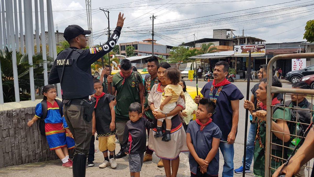 Comunidad de Sinangoe realiza plantón en los etxteriores de la Corte Provincial. Foto: Sinangoe