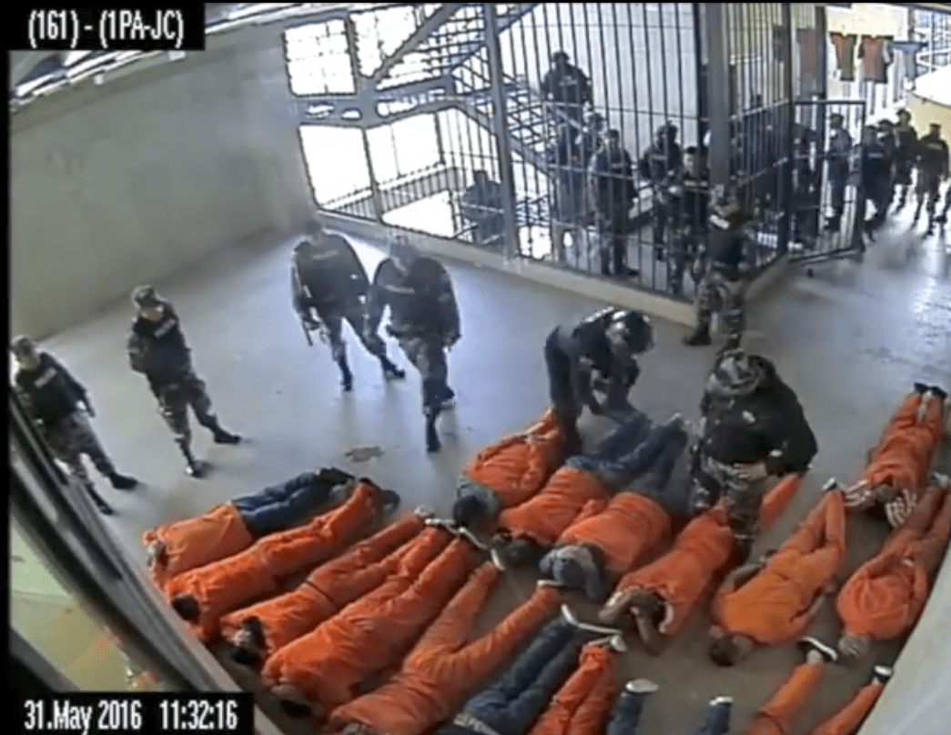 El 31 de mayo de 2016, las personas privadas de la libertad del ex Pabellón JC del Centro de Rehabilitación Social Turi fueron víctimas de tortura por miembros de la Policía. Foto:captura de pantalla de los videos de seguridad del CRS.