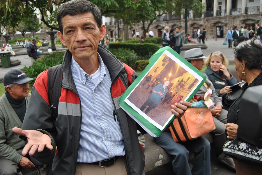 Walter Garzón en la Plaza Grande con la foto de su hija, Carolina desaparecida desde el 28 de abril de 2012. Foto: archivo/Inredh